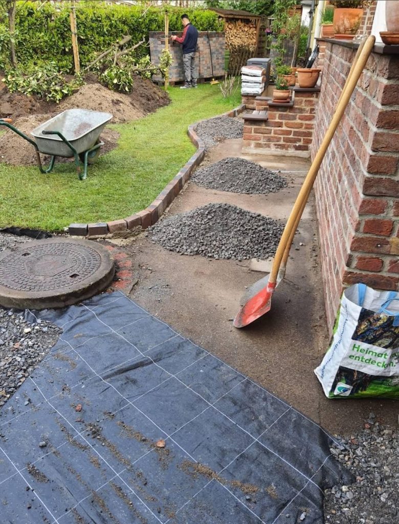 Garten mit Steinmaterialien und Werkzeug